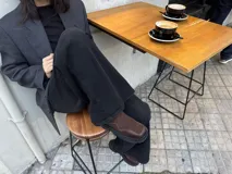 Botas Chelsea de cuero color marrón con paneles laterales elásticos negros y suela track de goma negra.