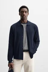 Camisa de punto azul marino, corte regular fit, tejida en hilatura con mezcla de lyocell. Cuello solapa, manga larga con acabados en rib y cierre frontal de botonadura.