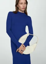Vestido midi azul eléctrico de tejido de punto fino con cuello perkins y manga larga. Diseño entallado y evasé, sin cierre ni forro interior.