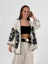 Kimono color crema de lino italiano con bordados florales negros en mangas y frente.