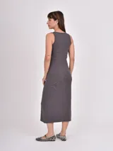 Vestido midi de punto morley color marrón oscuro, de corte ajustado y sin mangas.