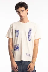 Remera unisex color crema de algodón con cuello redondo y manga corta. Presenta tres estampados rectangulares en azul con motivos japoneses y la leyenda "Seventy Water From Japan With Love".