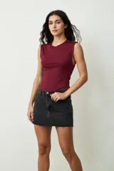 Minifalda de jean color gris oscuro, corte recto y tiro alto.