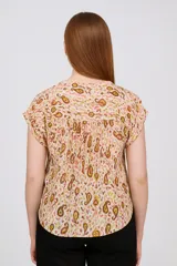 Blusa verde con estampado floral en blanco, con escote en V y mangas cortas.