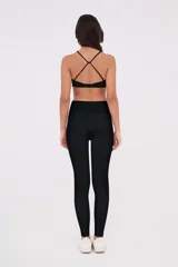 Top cropped negro, ajustado al cuerpo, con tirantes finos y escote redondo.