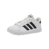 Championes Adidas Grand Court 2.0 K, blancos con tres tiras negras en el lateral. Inspirados en el estilo del tenis de los años 70.