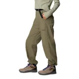 Pantalón de senderismo Columbia color verde oliva, de corte recto y cintura alta con cinturón ajustable. Cuenta con bolsillos laterales y traseros con cierre.