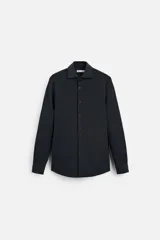 Camisa azul marino slim fit de manga larga con cuello italiano abierto y cierre frontal con botones.