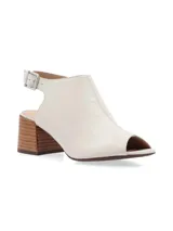 Sandalia peep toe color blanco hueso, confeccionada en cuero, con taco de madera y hebilla metálica.