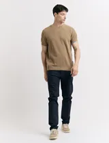 Pantalón de vestir color marrón claro, de corte recto y tiro medio.