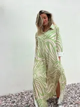 Vestido camisero largo de manga larga, con estampado abstracto en tonos verde pistacho y crudo.