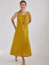 Vestido midi color mostaza de lino, corte recto, sin mangas y con tiras anchas en color gris.
