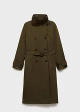 Trench coat verde militar con cuello solapa ancho, doble botonadura, cinturón desmontable, trabillas en cintura y puños, dos bolsillos laterales y forro interior.