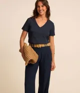 Pantalón wide leg negro de viscolino, con tiro alto, trabillas en la cintura, cierre tradicional y pliegues.