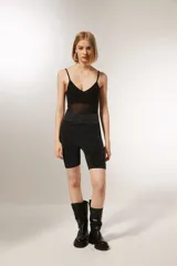Body negro de poliéster con breteles finos, strass y cuello en V.