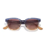 Lentes de sol Sunski modelo Miho Dawn Terra Fade, con montura degradada de azul a naranja y lentes marrones polarizadas.