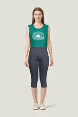 Musculosa verde esmeralda con estampado de texto en blanco.