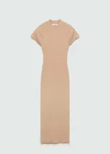 Vestido midi de punto fino color beige, con cuello Perkins, mangas cortas y diseño entallado.