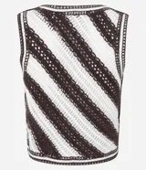 Chaleco de punto con escote en V, rayas diagonales en color marrón y blanco, textura de puntos abiertos y abotonado delantero. Confeccionado con algodón de certificado BCI.