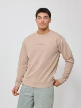 Sweater negro de corte regular con logo Rusty estampado en el pecho.