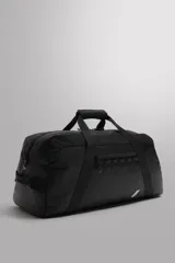 Bolso deportivo negro con compartimento principal con cierre de cremallera, dos bolsillos de rejilla y un bolsillo con cremallera en el interior. Bolsillo termosellado con cremallera en la parte posterior. Dos asas de mano y un asa de hombro ajustable y extraíble.