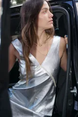 Vestido corto plateado con escote en V, sin mangas y bordado en el frente.