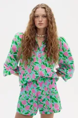 Short de lino con estampado floral en tonos celeste, rosa y verde.