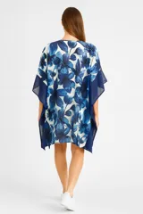 Túnica corta de algodón con estampado floral en tonos azules y cuello en V.