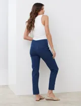 Jegging gris de algodón elastizado con pretina ancha elastizada, bolsillos delanteros simulados y bolsillos traseros aplicados.