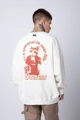 Buzo color crema de corte oversize confeccionado en tela friza con cuello redondo y puños y cintura acanalados. Presenta un pequeño bordado en el frente y un estampado grande en la espalda.