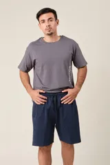 Bermuda azul marino de corte suelto en friza melange, con cintura elástica, cordón de ajuste y bolsillos laterales.