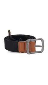 Cinturón casual negro de tela canvas con hebilla metálica plateada y detalles en cuero sintético negro.