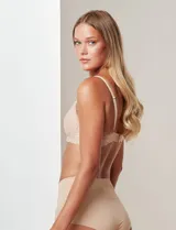 Soutien de micro tul y encaje color lila, marca Montelle. Bajo busto con aro y copa formada. Breteles fijos y de largo regulable. Abrocha detrás en tres posiciones.