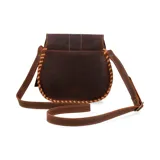 Cartera bandolera marrón de cuero natural con solapa y cierre con broche imantado.
