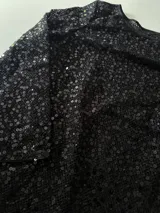 Minivestido negro con lentejuelas, de manga larga y escote redondo.