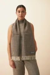 Bufanda unisex con flecos, confeccionada en lana fina sin teñir, con diseño pata de gallo en tonos beige y marrón.