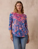 Blusa de modal estampada con flores, marca Ruby Rd. Tiene mangas 3/4 con aplique de crochet y terminación amplia.