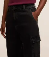 Pantalón baggy de jean negro con bolsillos cargo laterales y detalles con lavado efecto desteñido.