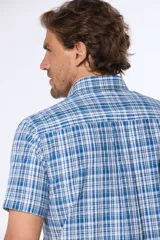 Camisa de manga corta con estampado a cuadros azules y blancos. Confeccionada en Uruguay.