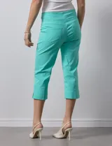 Pantalón capri color beige, de gabardina elastizada.