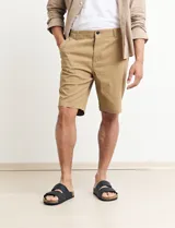 Bermuda color verde con bolsillos laterales y traseros.