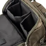 Bolso matero verde con estampado de camuflaje. Tiene doble asa de mano, correa bandolera regulable y múltiples bolsillos con cierre.