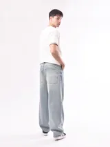 Pantalón jean celeste de corte amplio.