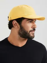 Gorro de gabardina color marrón, con visera curva y correa ajustable en la parte trasera.