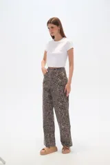 Pantalón ancho de algodón con estampado multicolor y calce alto.