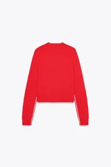 Chaqueta de punto roja con escote pico y manga larga. Tiene vivos laterales combinados a contraste y cierre frontal con botones forrados a tono.