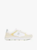 Zapatillas Tommy Hilfiger de mujer, color blanco con detalles en amarillo y verde. Presentan el logo de la marca en el lateral y están confeccionadas con una mezcla de texturas.