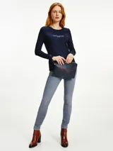 Remera de manga larga Tommy Hilfiger color azul marino, de corte ajustado y cuello redondo. Presenta el logo de la marca bordado en el pecho.