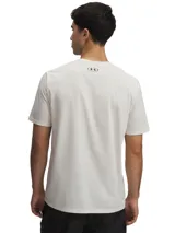 Remera color arena de Under Armour, con logo de la marca estampado en el pecho con patrón de camuflaje.
