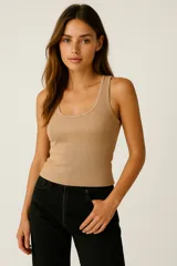 Musculosa color beige de algodón con breteles anchos, corte ajustado y cuello redondo.